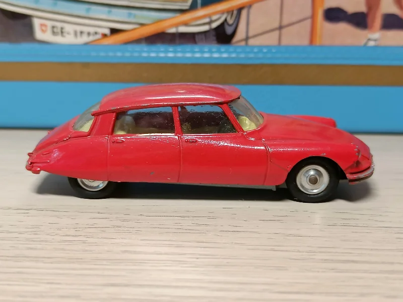 High-quality materials toys 210S Citroen DS19 with cast fog lamps